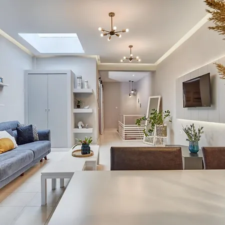 Old Town Luxury Velvet Apartment